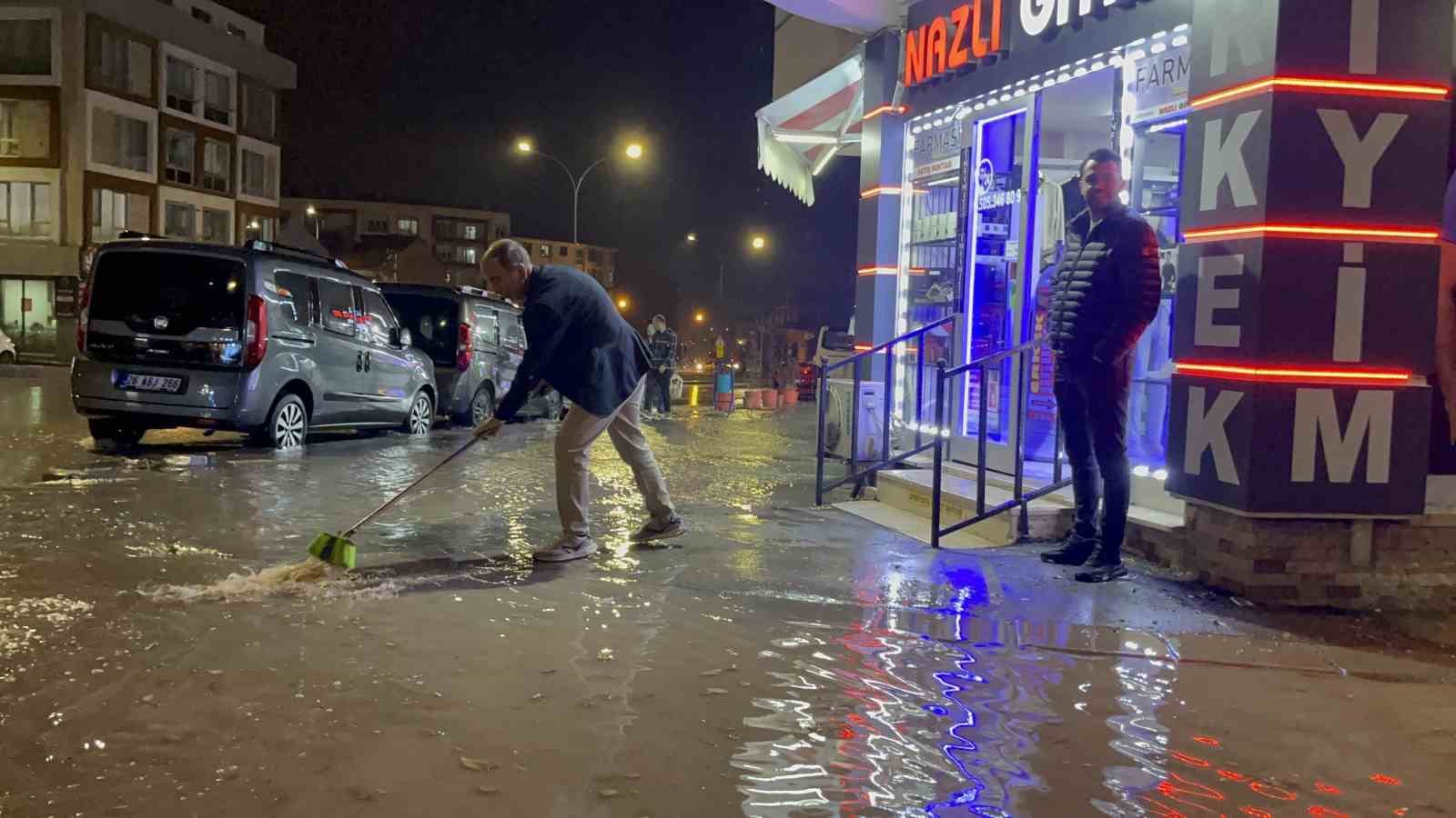 aniden bastiran yagmur avrupa kentini felc etti 1