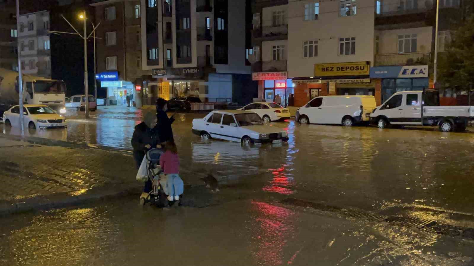 aniden bastiran yagmur avrupa kentini felc etti 2 Dfm8eLL5