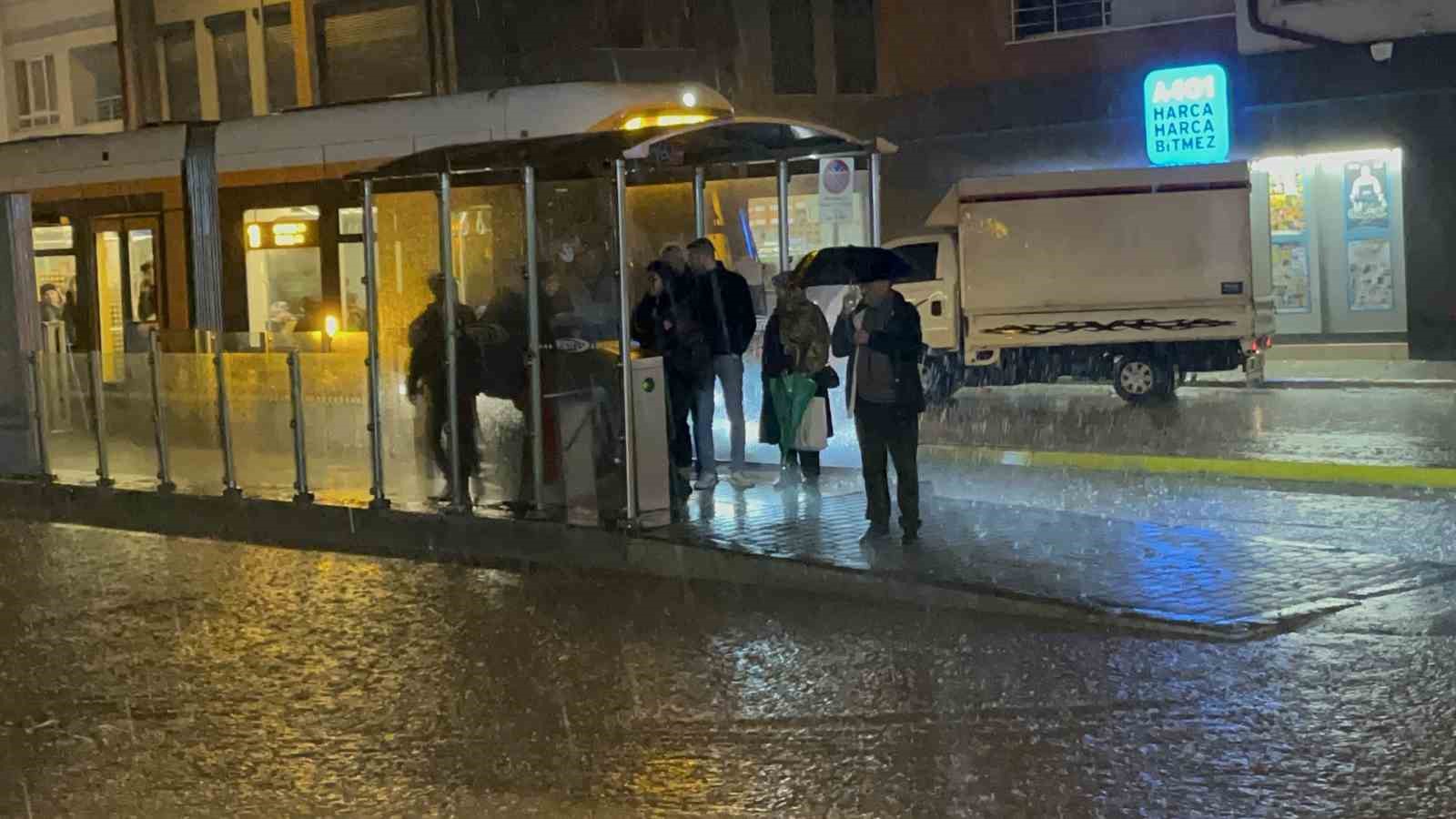 aniden bastiran yagmur avrupa kentini felc etti 8 OLGWwI3T