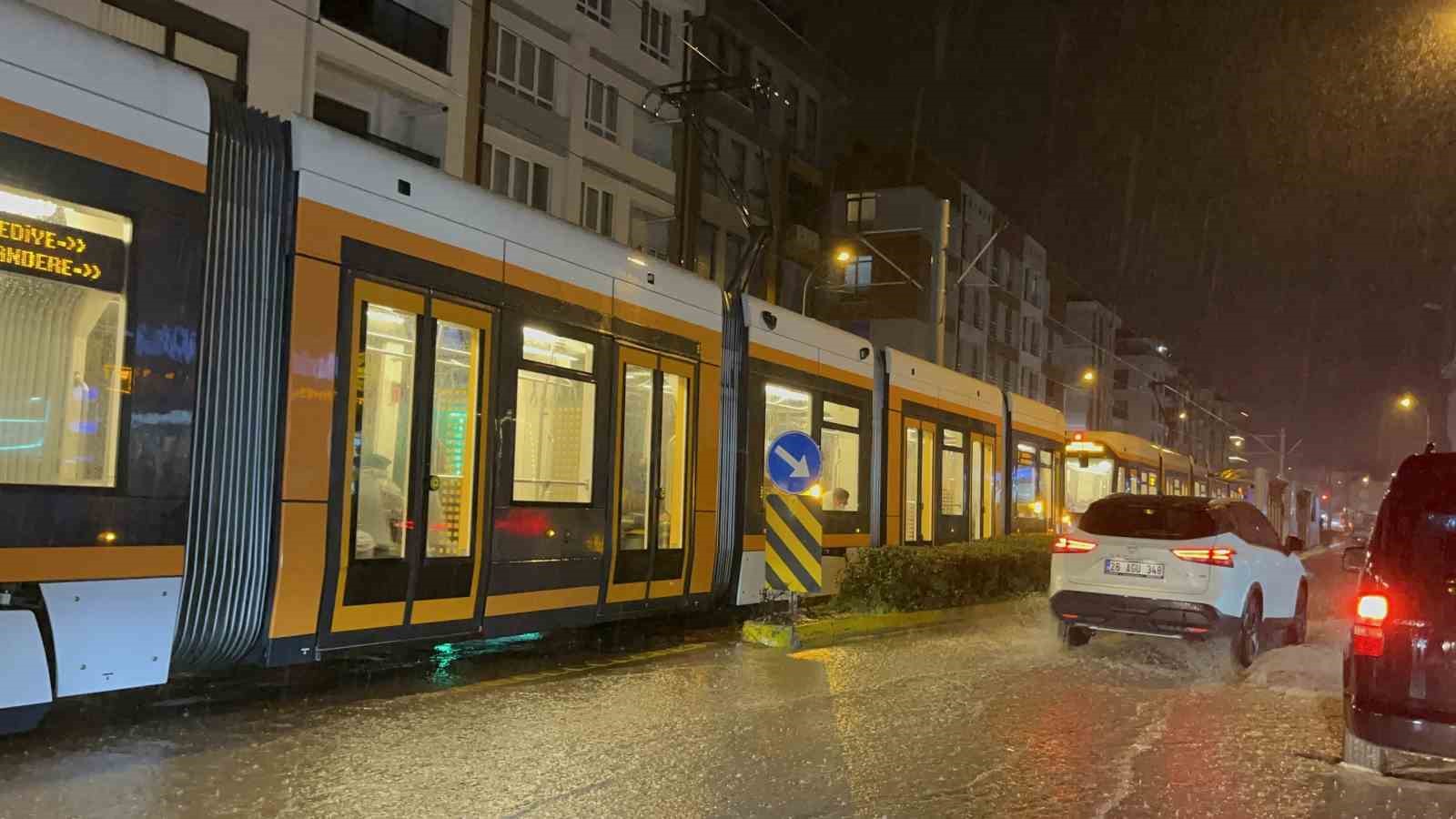 aniden bastiran yagmur avrupa kentini felc etti 9 YQBLe67U