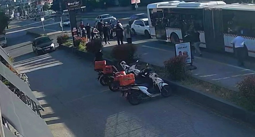 aniden yola firlayan bisikletli cocuklar olumun kiyisindan dondu 1 CUS4rSBf