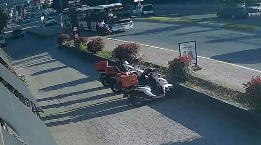 aniden yola firlayan bisikletli cocuklar olumun kiyisindan dondu 2 pglWv1QG