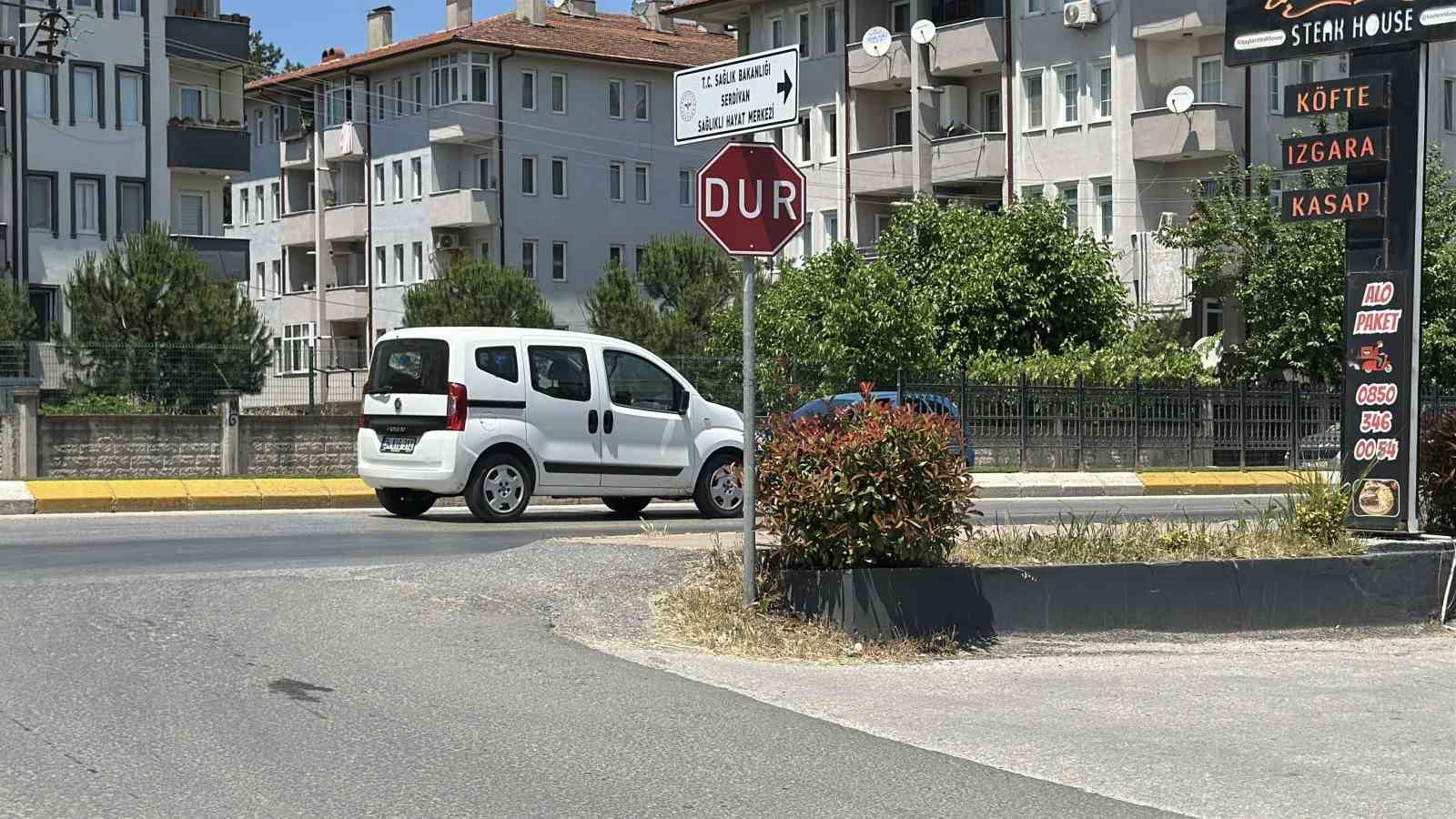 aniden yola firlayan bisikletli cocuklar olumun kiyisindan dondu 3 dSRt7quz