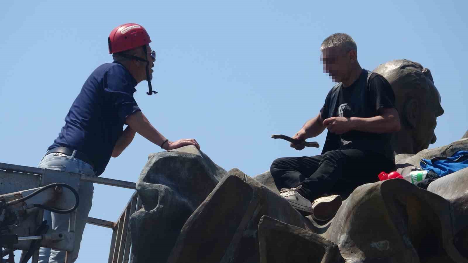 Anıtın tepesinde kulaklık takıp dans etti yanına kimseyi yaklaştırmadı 4 anitin tepesinde kulaklik takip dans etti yanina kimseyi yaklastirmadi 0 E5Zrwk76