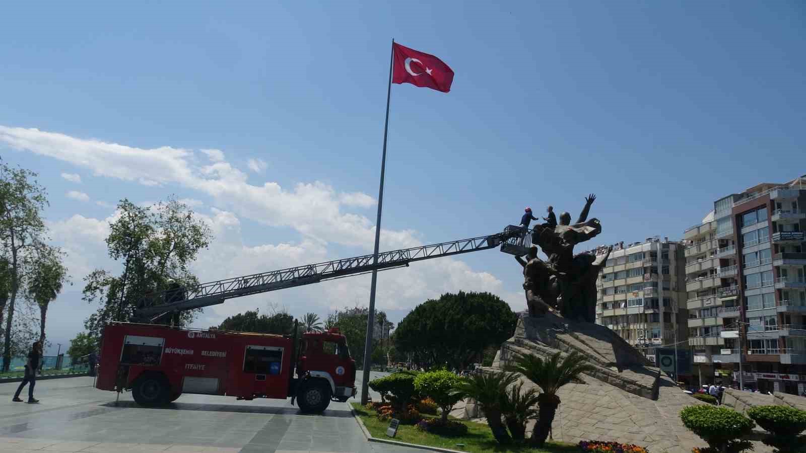 Anıtın tepesinde kulaklık takıp dans etti yanına kimseyi yaklaştırmadı 5 anitin tepesinde kulaklik takip dans etti yanina kimseyi yaklastirmadi 1