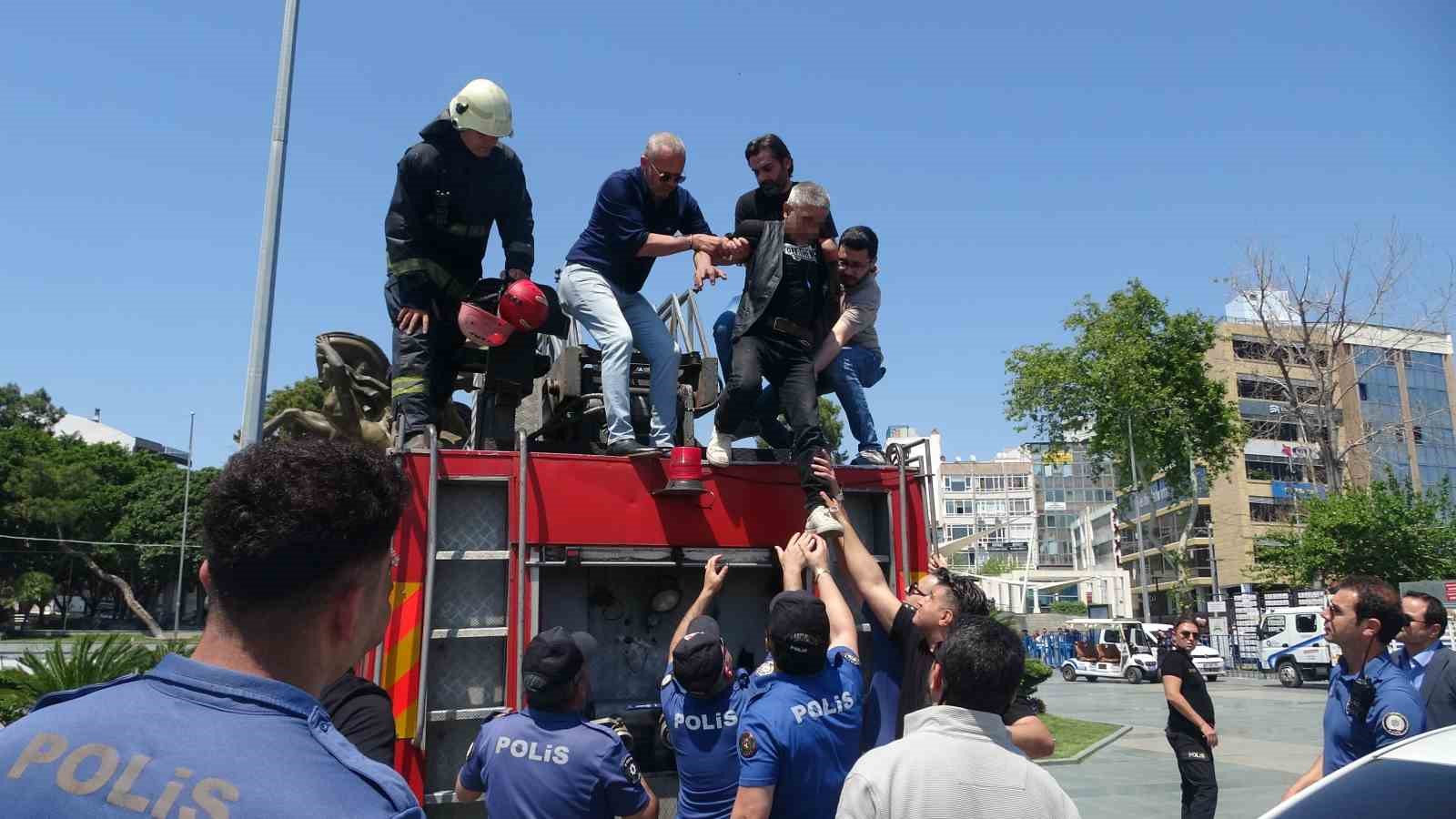 Anıtın tepesinde kulaklık takıp dans etti yanına kimseyi yaklaştırmadı 14 anitin tepesinde kulaklik takip dans etti yanina kimseyi yaklastirmadi 10 HDB1d7PC