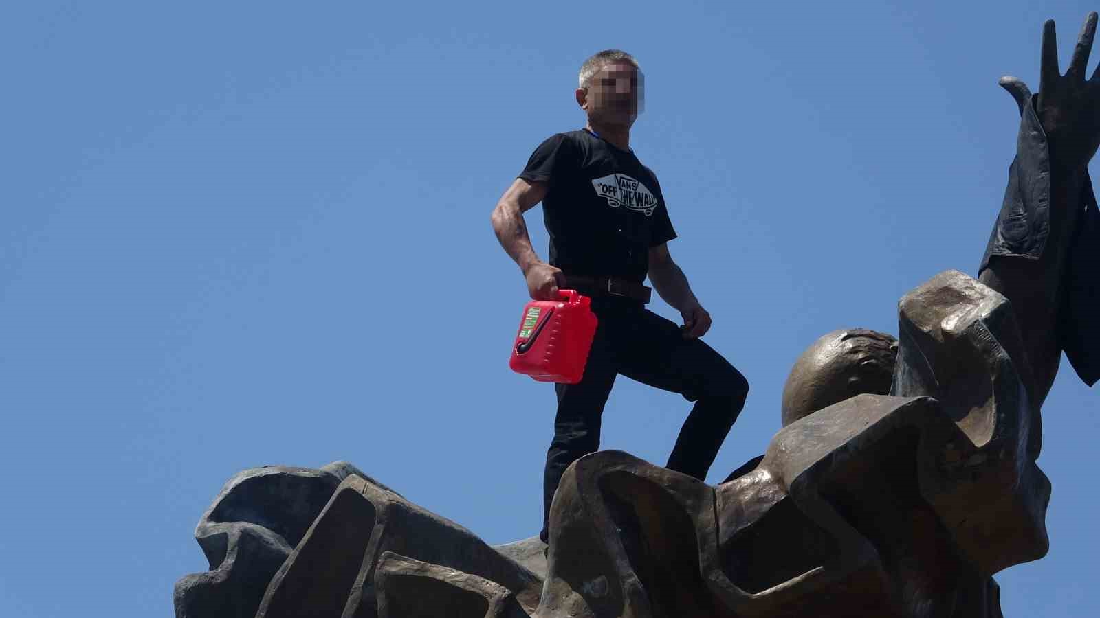Anıtın tepesinde kulaklık takıp dans etti yanına kimseyi yaklaştırmadı 6 anitin tepesinde kulaklik takip dans etti yanina kimseyi yaklastirmadi 2 sQ5CVwrV