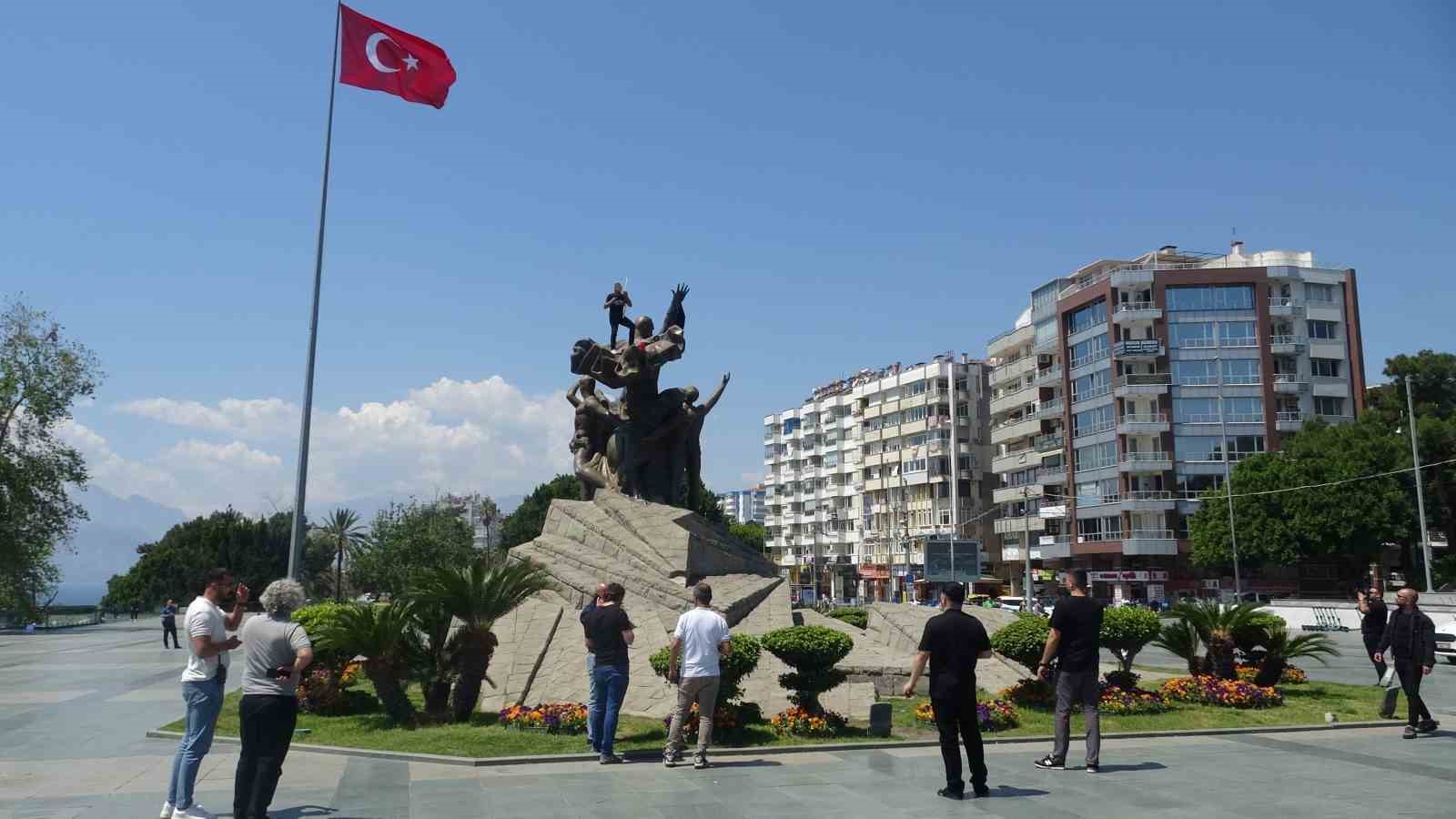 Anıtın tepesinde kulaklık takıp dans etti yanına kimseyi yaklaştırmadı 8 anitin tepesinde kulaklik takip dans etti yanina kimseyi yaklastirmadi 4 MhwIOW8E