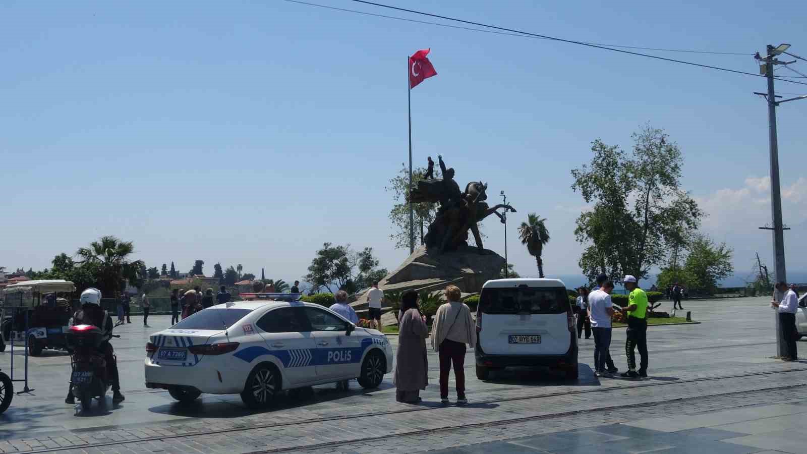 Anıtın tepesinde kulaklık takıp dans etti yanına kimseyi yaklaştırmadı 10 anitin tepesinde kulaklik takip dans etti yanina kimseyi yaklastirmadi 6
