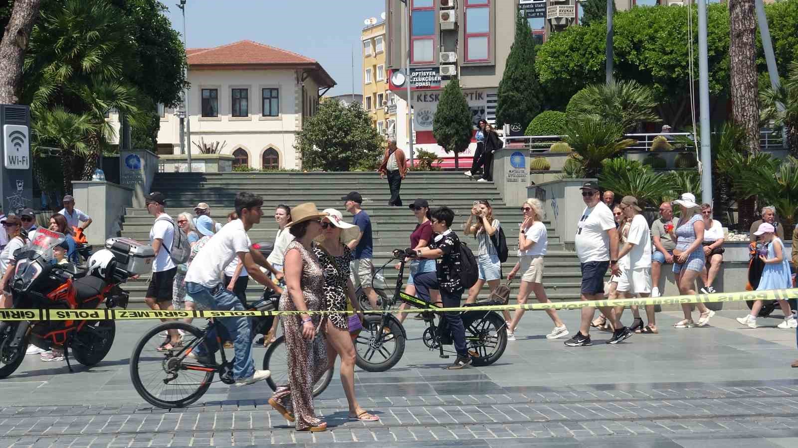 Anıtın tepesinde kulaklık takıp dans etti yanına kimseyi yaklaştırmadı 11 anitin tepesinde kulaklik takip dans etti yanina kimseyi yaklastirmadi 7