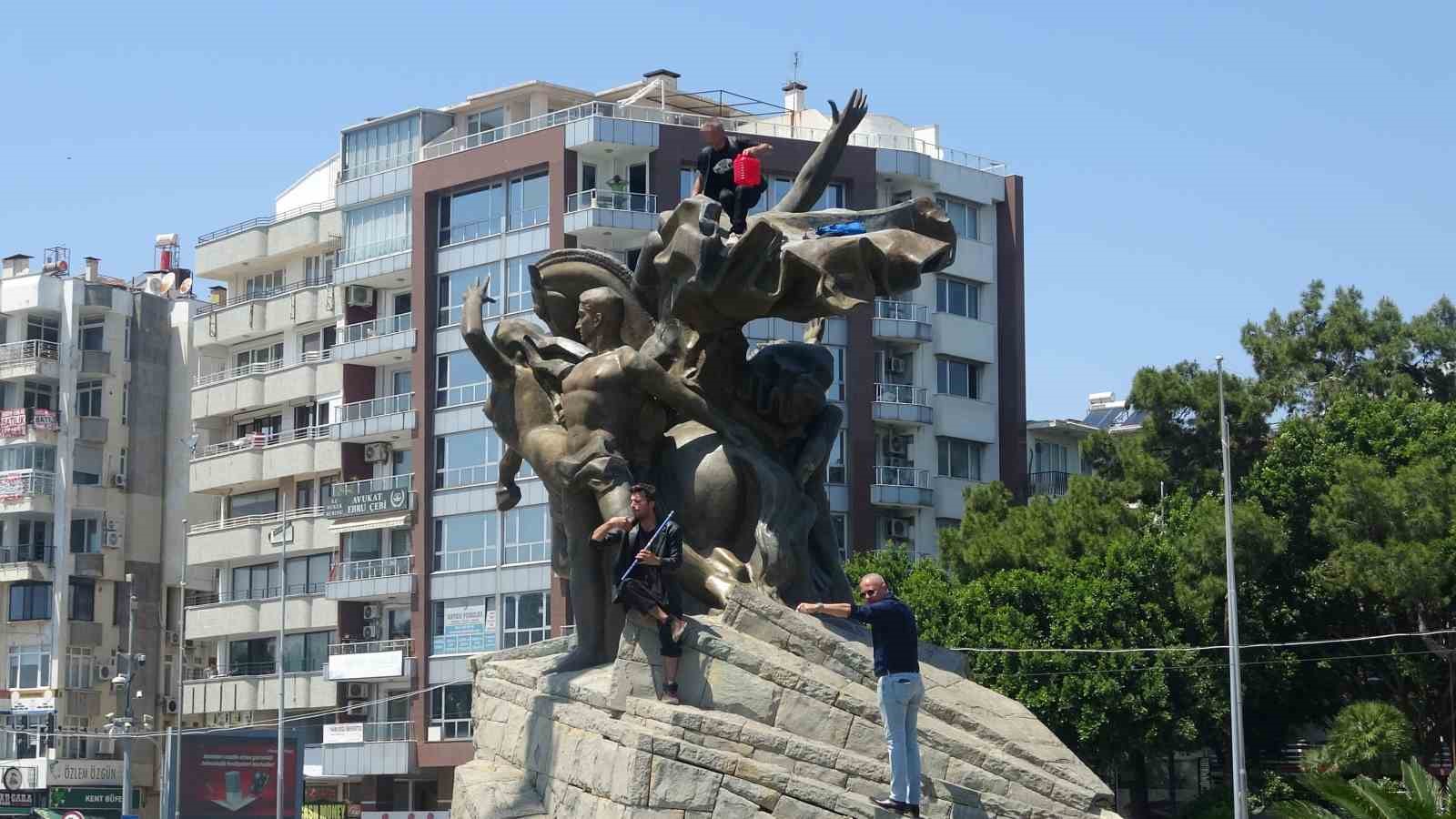 Anıtın tepesinde kulaklık takıp dans etti yanına kimseyi yaklaştırmadı 12 anitin tepesinde kulaklik takip dans etti yanina kimseyi yaklastirmadi 8 9pwUiQQ3
