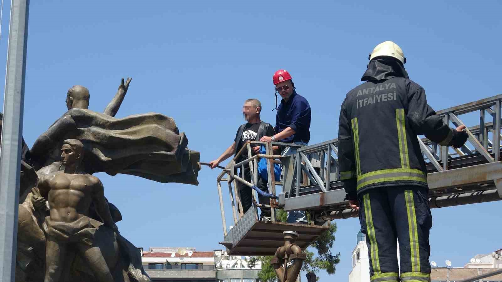 Anıtın tepesinde kulaklık takıp dans etti yanına kimseyi yaklaştırmadı 13 anitin tepesinde kulaklik takip dans etti yanina kimseyi yaklastirmadi 9 uSm4WimJ