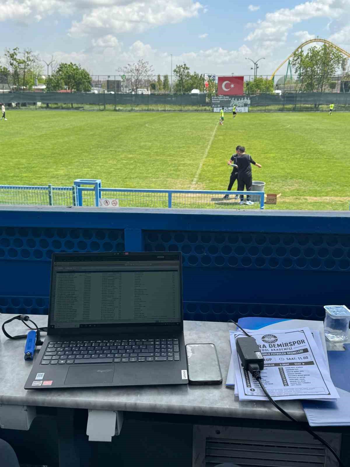 Ankara Demirspor Futbol Akademisi seçmelerine 3 binin üzerinde katılım 5 ankara demirspor futbol akademisi secmelerine 3 binin uzerinde katilim 1 Z3b7hlOM