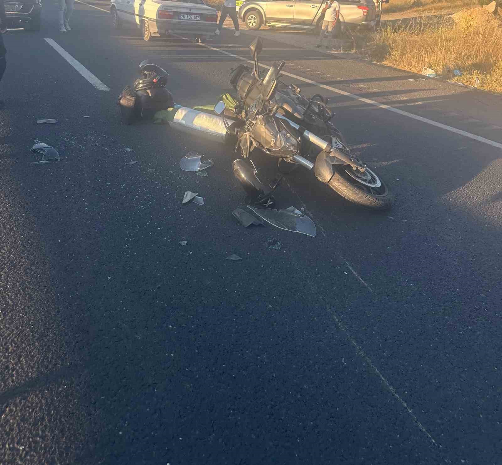 ankara eskisehir yolunda iki motosiklet ayni istikametteki otomobile carpti 2 yarali 0 1MXiRwsO