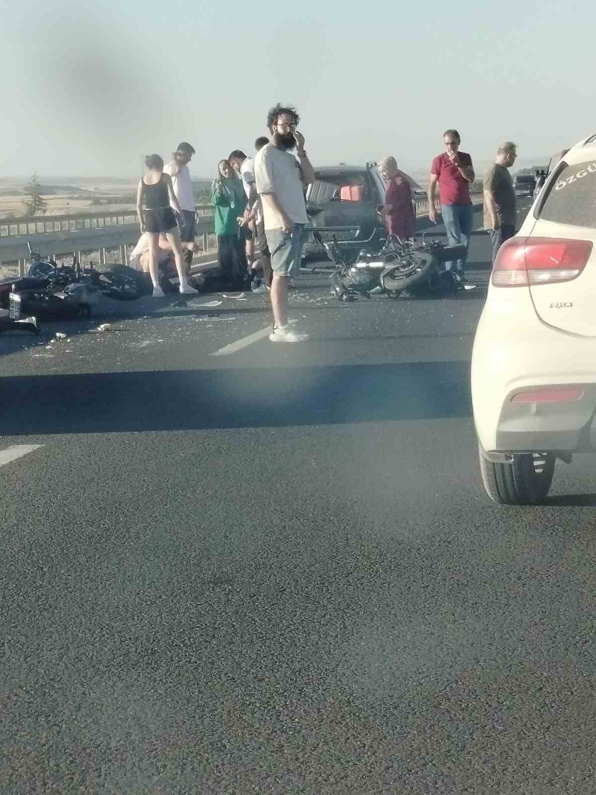 ankara eskisehir yolunda iki motosiklet ayni istikametteki otomobile carpti 2 yarali 1 Q4PbfQha