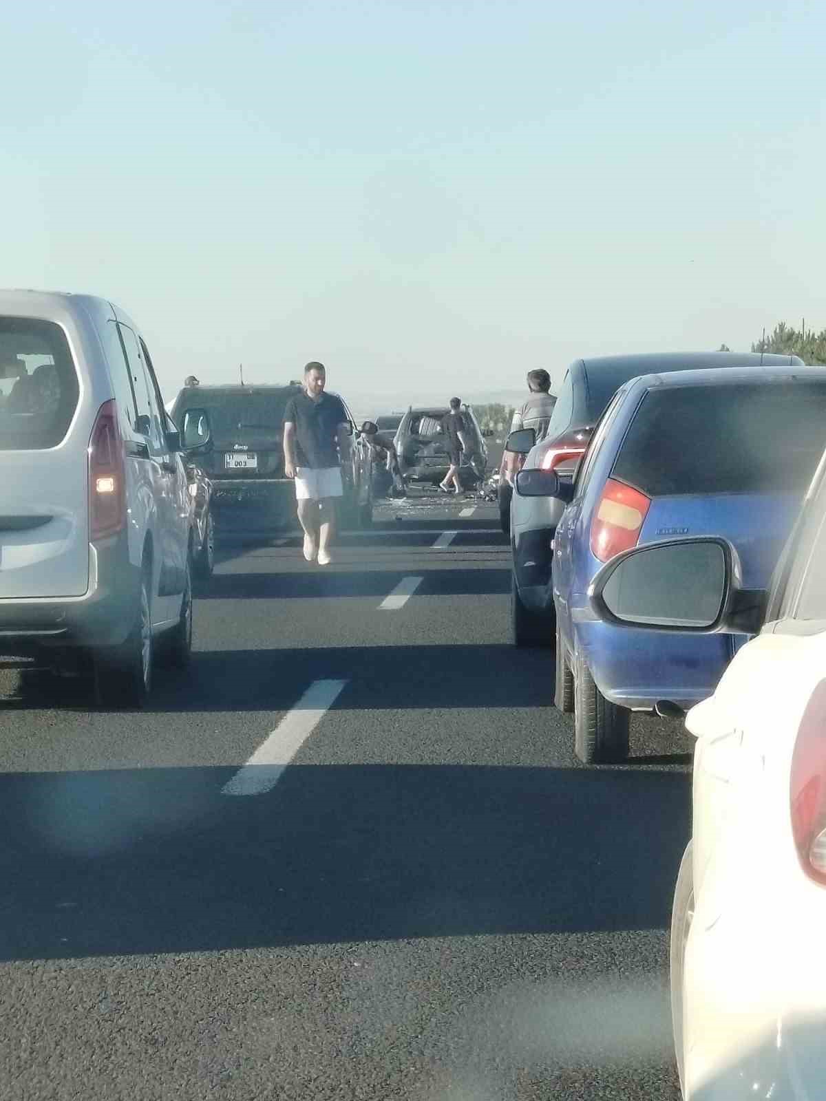 ankara eskisehir yolunda iki motosiklet ayni istikametteki otomobile carpti 2 yarali 4 etbCuCzW
