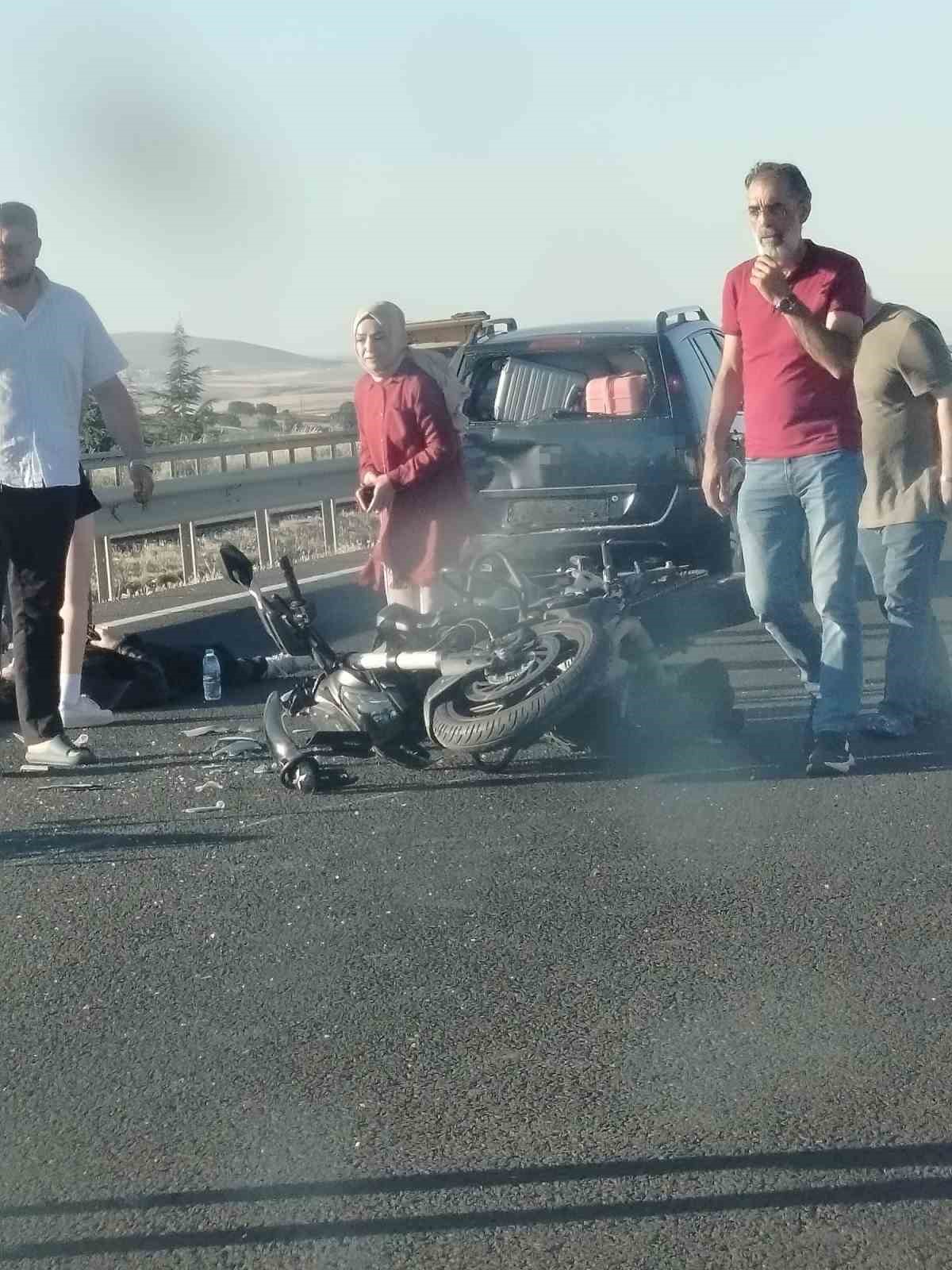 ankara eskisehir yolunda iki motosiklet ayni istikametteki otomobile carpti 2 yarali 5