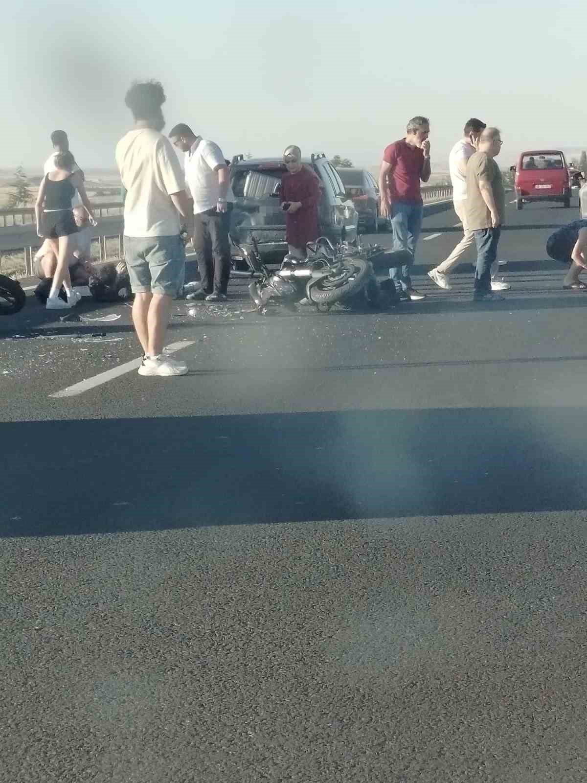 ankara eskisehir yolunda iki motosiklet ayni istikametteki otomobile carpti 2 yarali 6 Kr9OIWNk