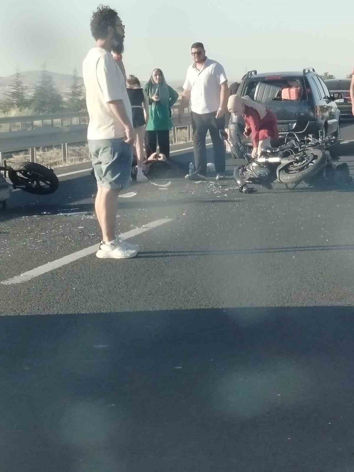 ankara eskisehir yolunda iki motosiklet ayni istikametteki otomobile carpti 2 yarali 7 ASqvauKz