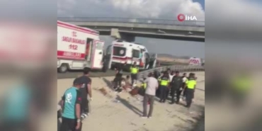 ankara-nigde-otoyolunda-vandan-ankaraya-seyir-halindeki-yolcu-otobusunun-devrilmesi-sonucu-meydana-gelen-trafik-kazasinda-4LW8TDMW.jpg