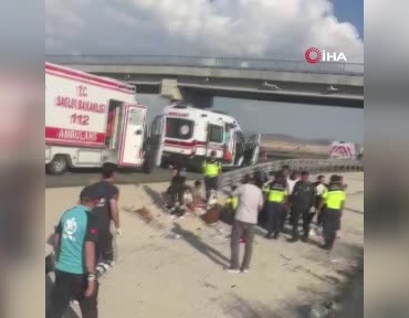 ankara-nigde-otoyolunda-vandan-ankaraya-seyir-halindeki-yolcu-otobusunun-devrilmesi-sonucu-meydana-gelen-trafik-kazasinda-4LW8TDMW.jpg