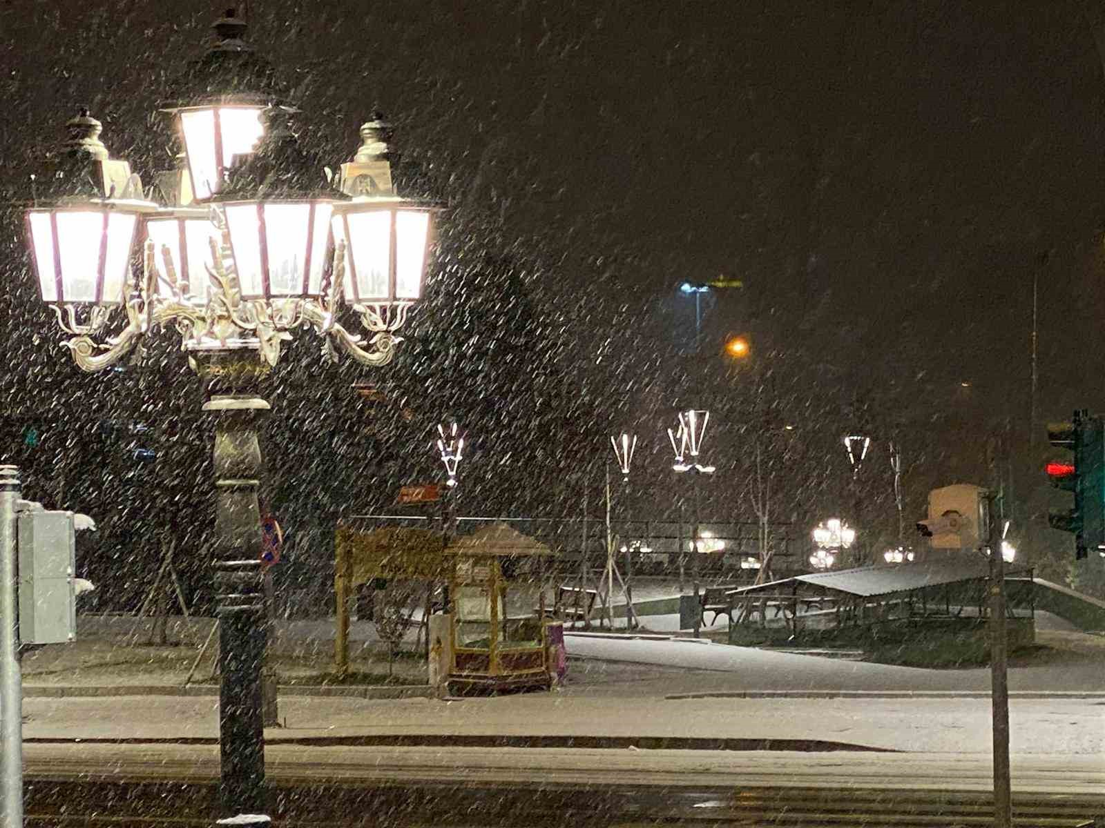 ankara yeni yila kar yagisi ile girdi 1 FU7ZGUOW