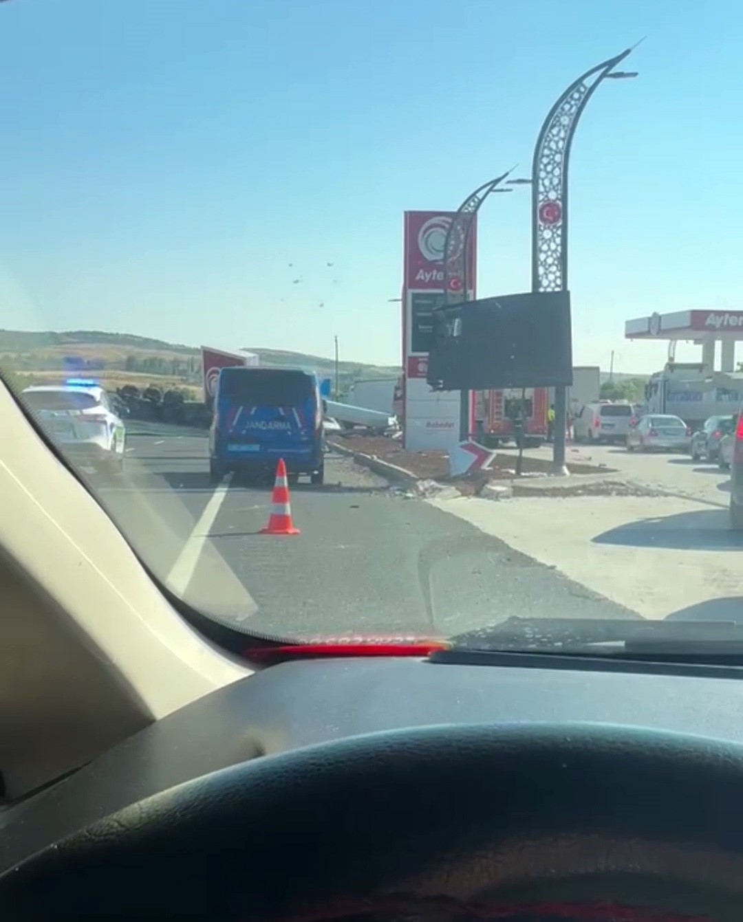 ankara yolunda tir akaryakit istasyonuna daldi faciadan donuldu 2 4VZPWXvP