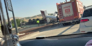 ankara-yolunda-tir-akaryakit-istasyonuna-daldi-faciadan-donuldu-SQgDqmnz.jpg