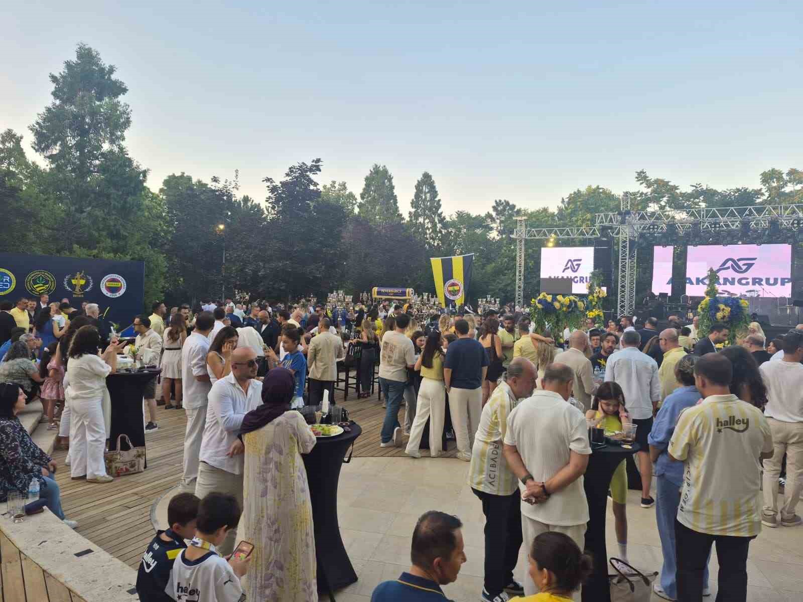 Ankara’da "19 Temmuz Dünya Fenerbahçeliler Günü" Kıraç konseriyle kutlandı 6 ankarada 19 temmuz dunya fenerbahceliler gunu kirac konseriyle kutlandi 2 U8eqW9VD