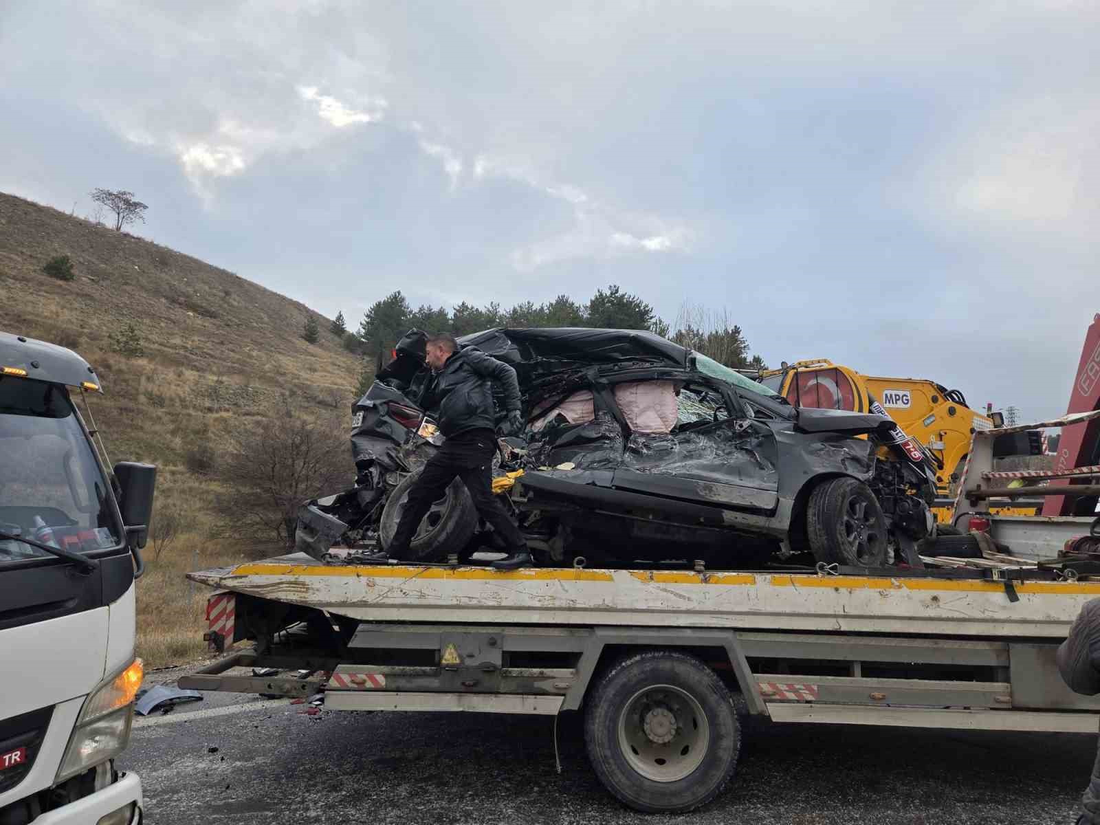 ankarada 6 aracli zincirleme kaza 5 yarali 4 DTfsUta1