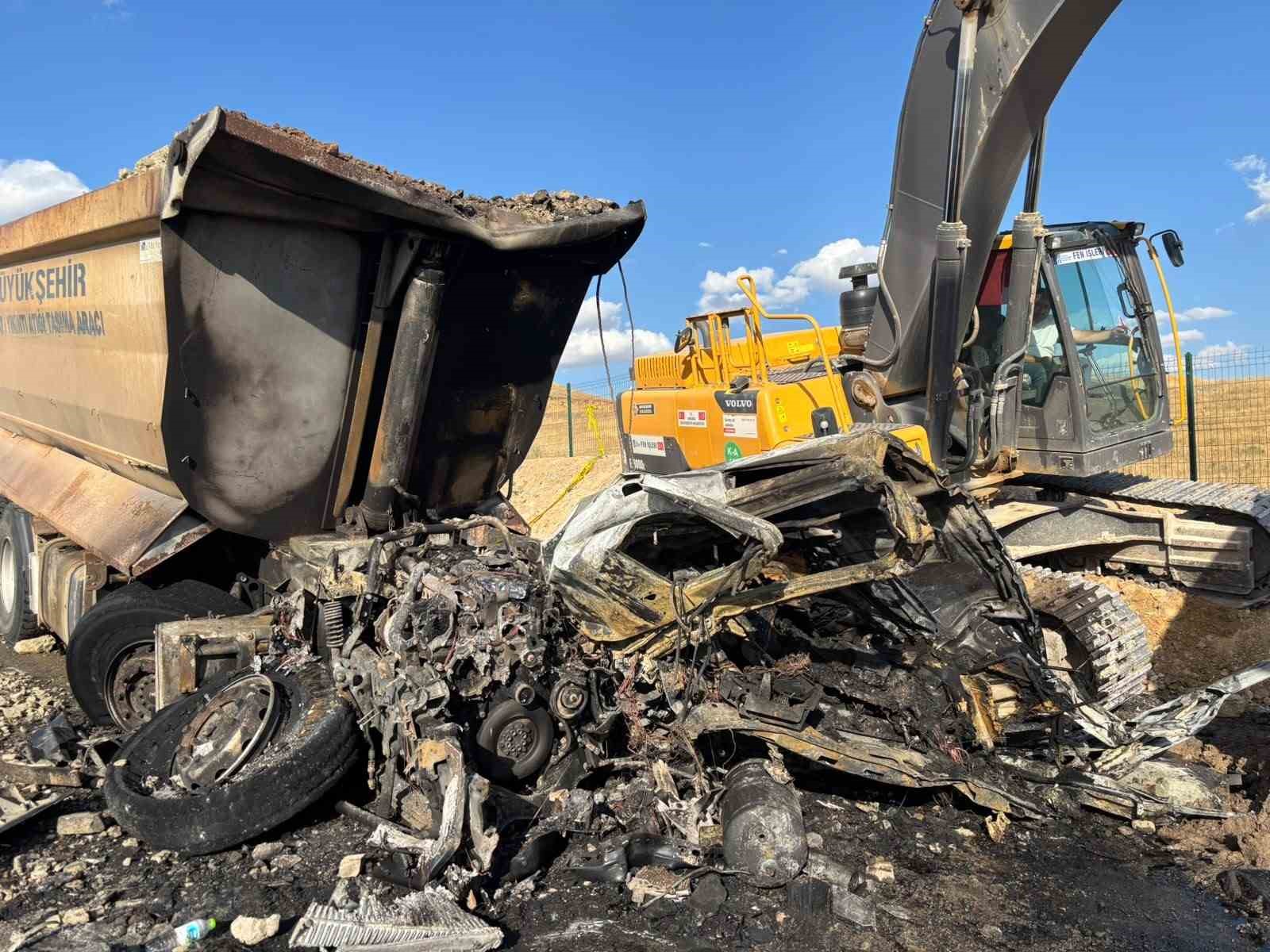Ankara’da ABB’ye ait kamyon kaza yaptı: 2 işçi hayatını kaybetti 4 ankarada abbye ait kamyon kaza yapti 2 isci hayatini kaybetti 0 ziseJ26v