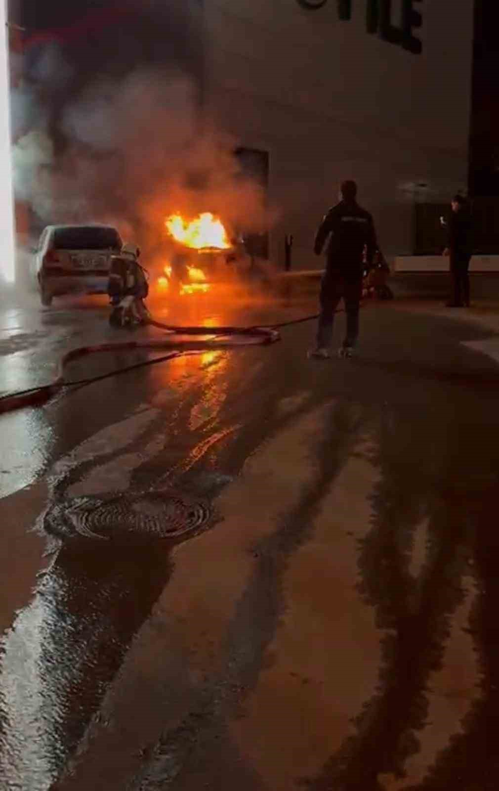 ankarada alev alan elektrikli otomobil kullanilmaz hale geldi 0 XA5ERrqv