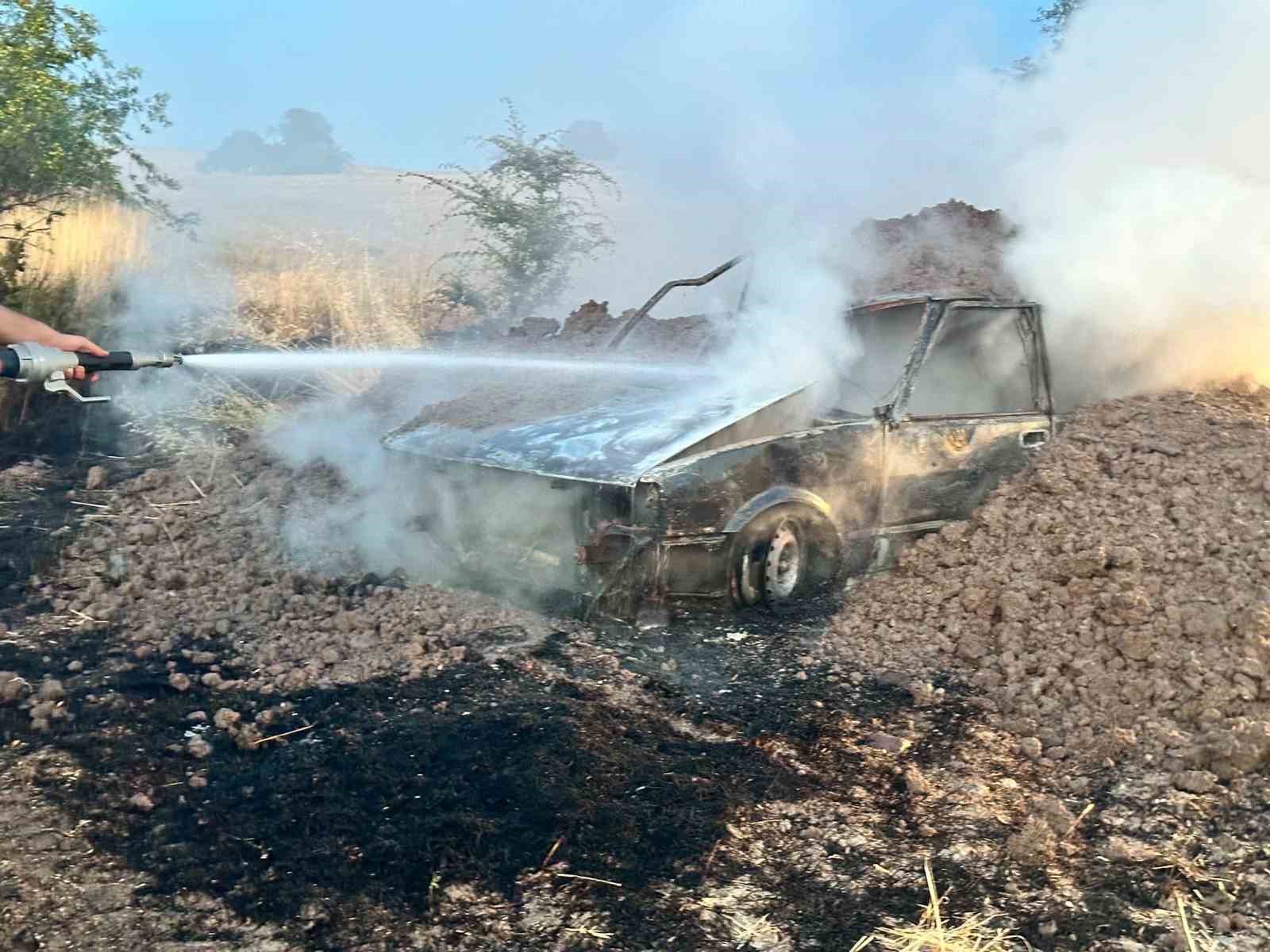 Ankara’da aracın alev alması ile çıkan yangın söndürüldü 4 ankarada aracin alev almasi ile cikan yangin sonduruldu 0 jZTA3Ltp