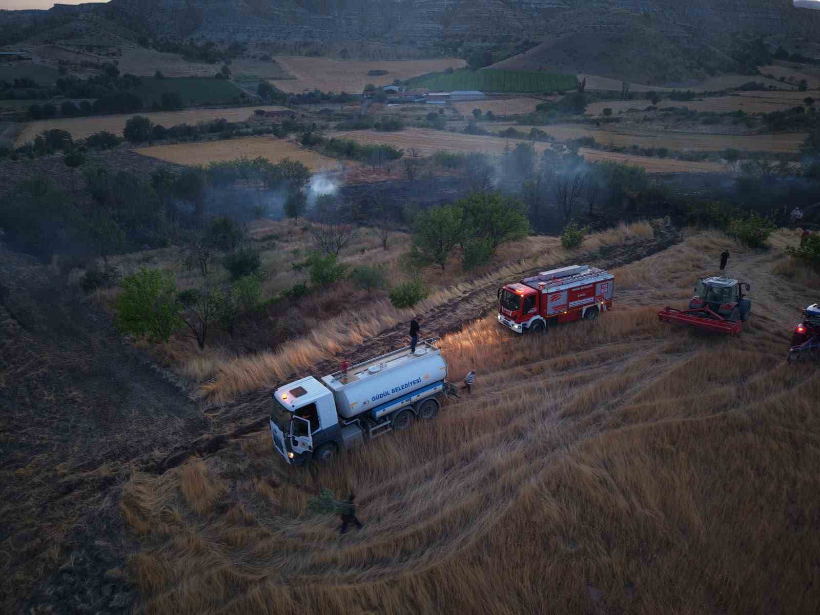 Ankara’da aracın alev alması ile çıkan yangın söndürüldü 6 ankarada aracin alev almasi ile cikan yangin sonduruldu 2
