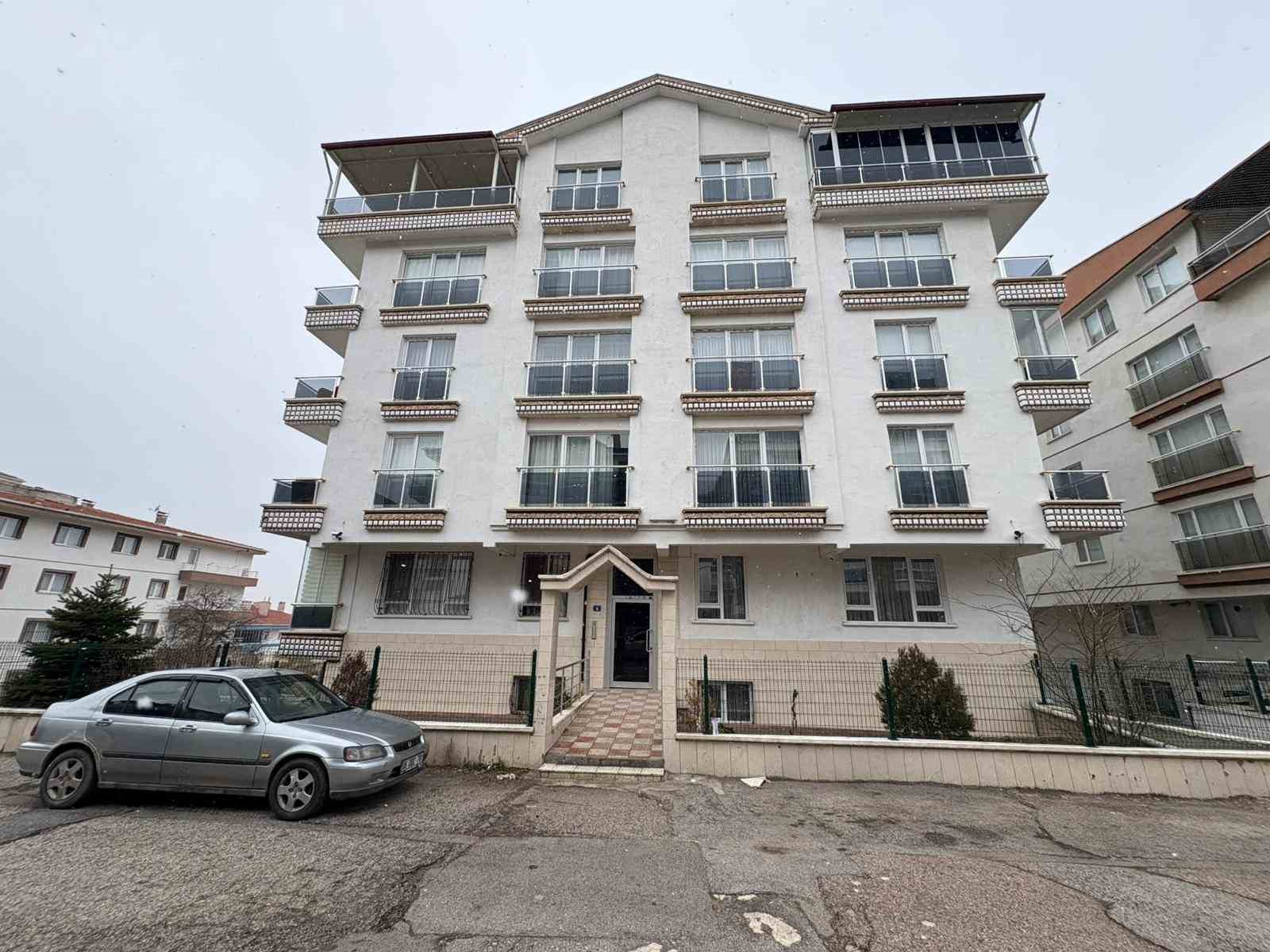 Ankara’da artan su kesintileri nedeniyle apartmana depo inşa etmeye çalışan 4 kişi boyadan soludukları kimyasal maddeden etkilendi 5 ankarada artan su kesintileri nedeniyle apartmana depo insa etmeye calisan 4 kisi boyadan soluduklari