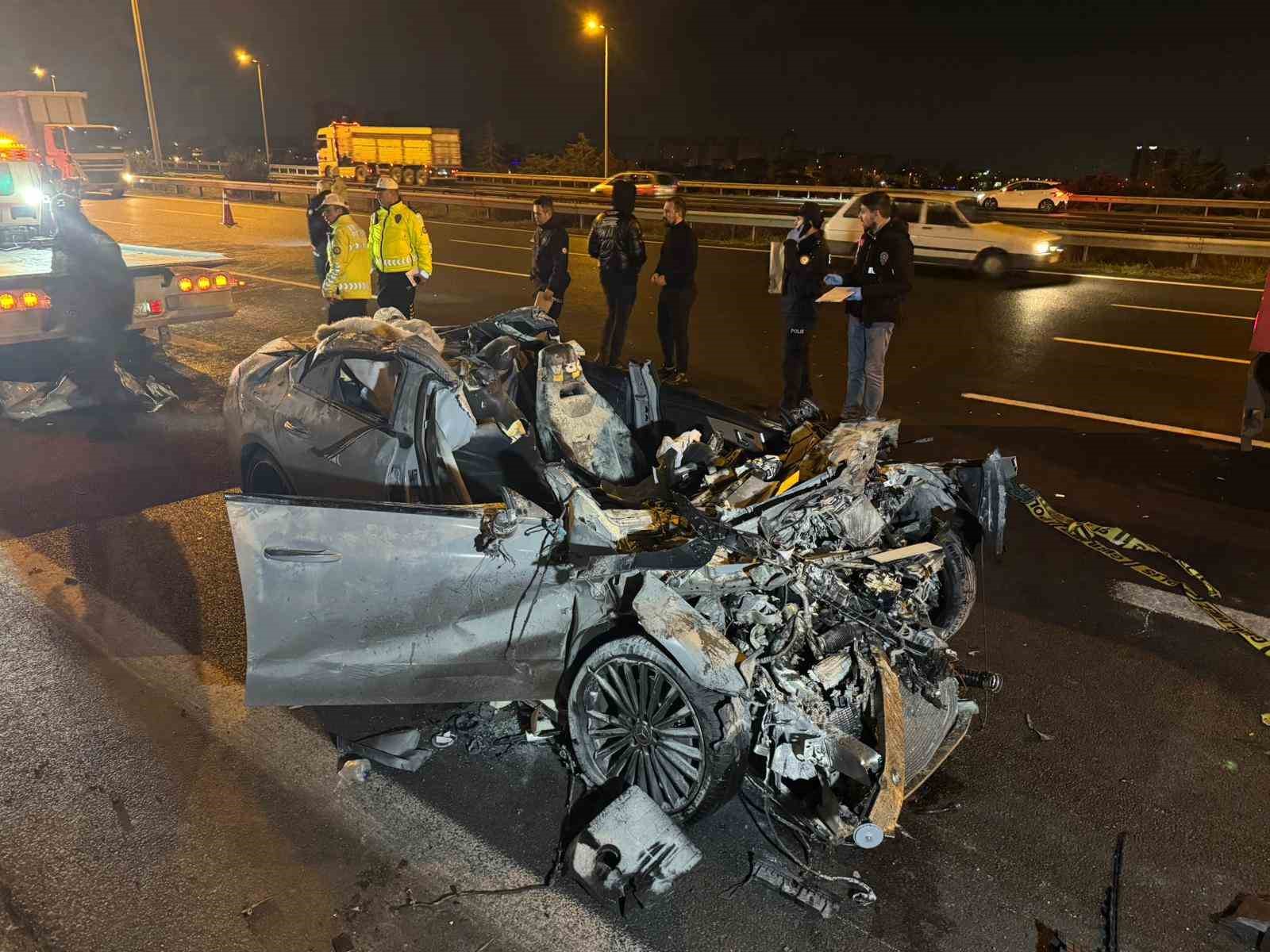 Ankara’da bir otomobil tırın altına girdi: 2 ölü 1 ağır yaralı 8 ankarada bir otomobil tirin altina girdi 2 olu 1 agir yarali 4 Ob7JwUJI
