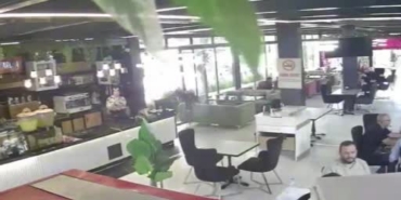 ankarada-bir-sahis-silahlariyla-restoranda-gelip-saldiri-girisiminde-bulundu-Yv8tJuqu.jpg
