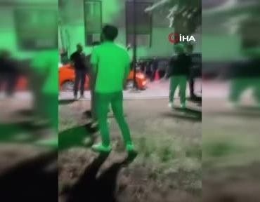 ankarada-cocuklar-arasindaki-kavgaya-aileler-dahil-oldu-o-anlar-kamerada-xg2D3qAs.jpg