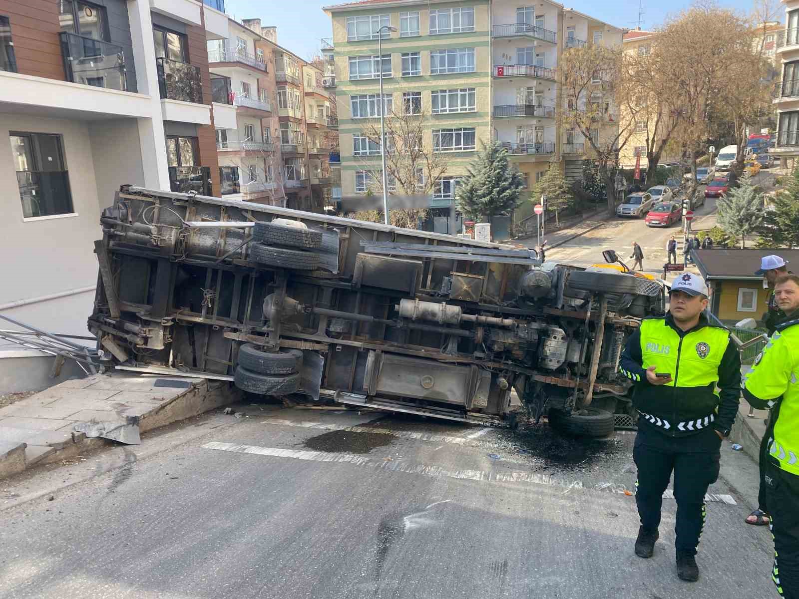 ankarada devrilen kamyonet guvenlik kamerasina yansidi 0 W5nkepNm
