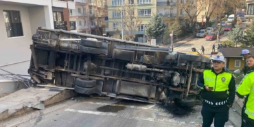 ankarada-devrilen-kamyonet-guvenlik-kamerasina-yansidi-ElmsDmwd.jpg