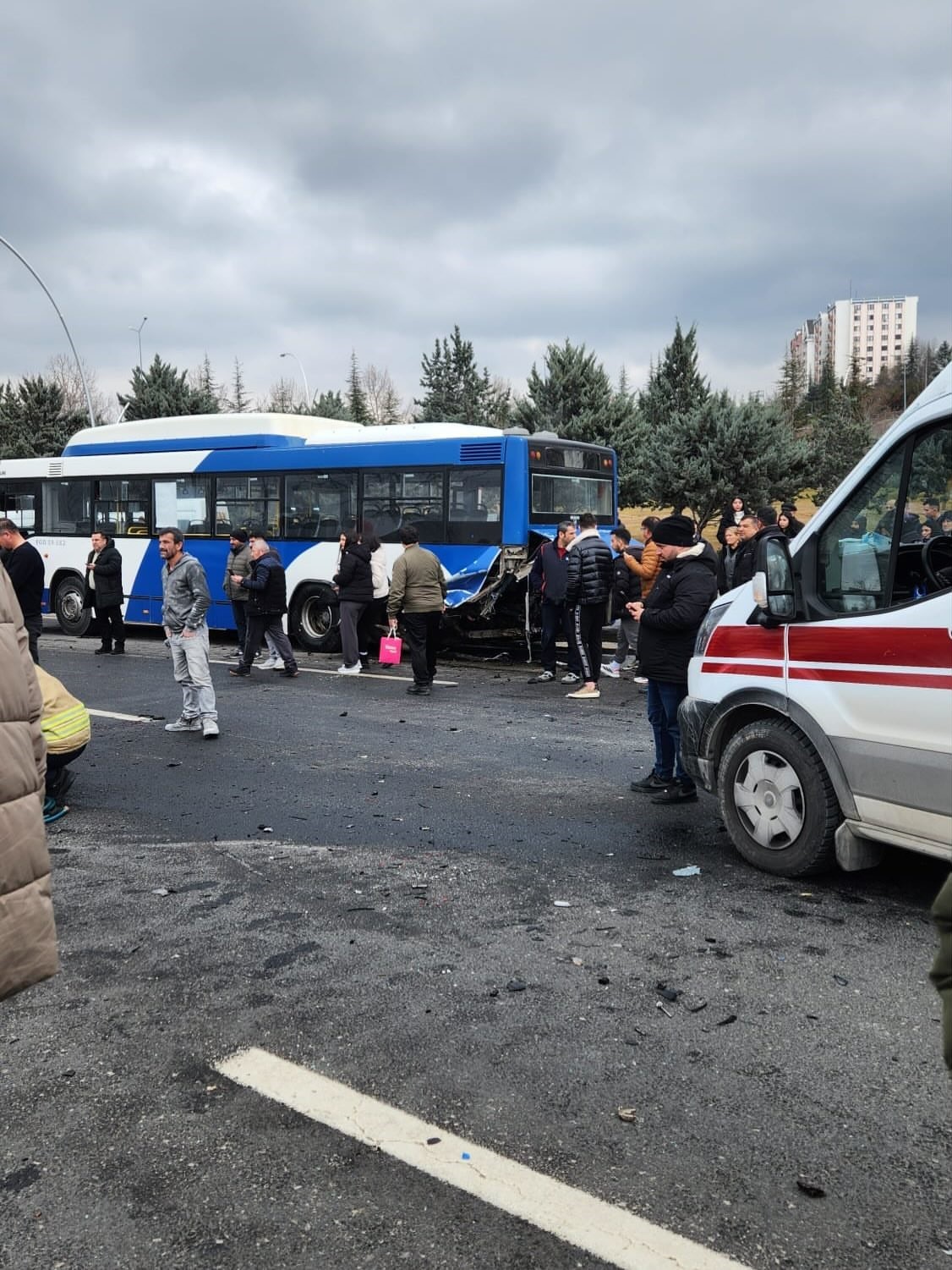 ankarada durakta bekleyen ego otobusune otomobil carpti 1i agir 4 yarali 0 PB9UUr6B