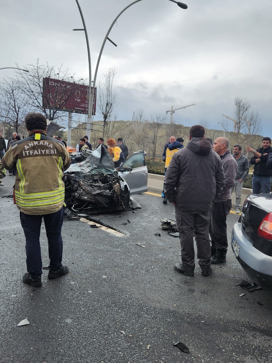 ankarada durakta bekleyen ego otobusune otomobil carpti 1i agir 4 yarali 3 96QsRGOZ