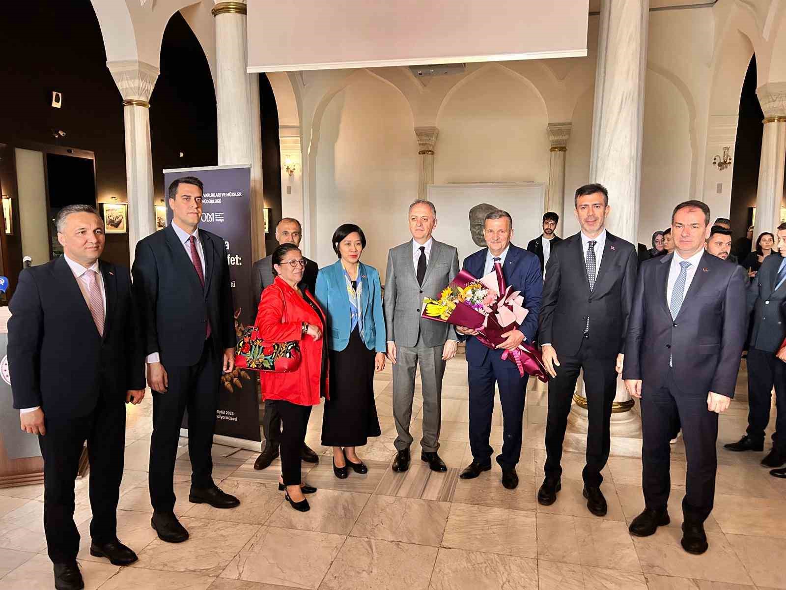 Ankara’da "Elde Vefa Gözde Zarafet: Takı Sanatının 12 Bin Yıllık Öyküsü" sergisi açıldı 4 ankarada elde vefa gozde zarafet taki sanatinin 12 bin yillik oykusu sergisi acildi 0 OKOD1MmJ