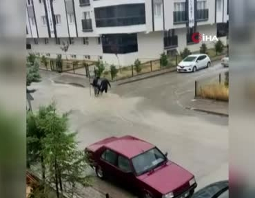 ankarada-etkili-saganak-bir-evi-su-basti-4kL5hXQp.jpg