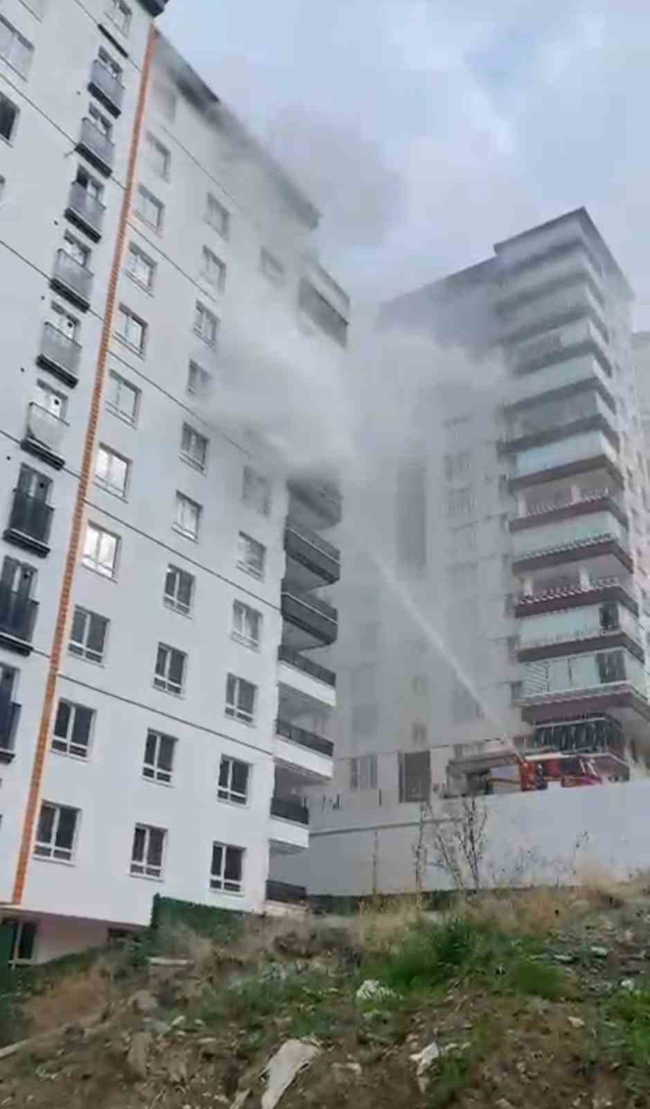 ankarada ev yangininda mahsur kalan anne ile oglu kurtarildi 4 vYJnPE2B