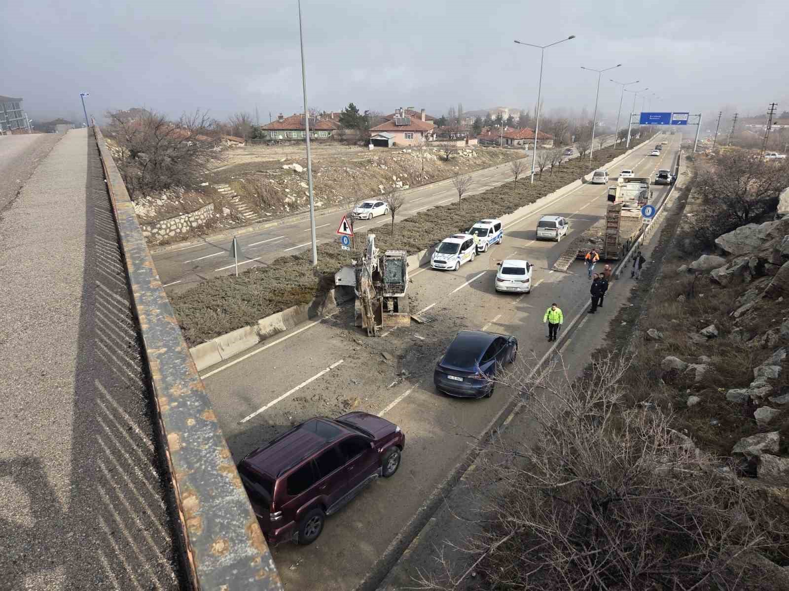 Ankara’da facianın eşiğinden dönüldü: Tırdaki kepçe köprüye takılıp yola düştü 5 ankarada facianin esiginden donuldu tirdaki kepce kopruye takilip yola dustu 1 zFt1BrVL