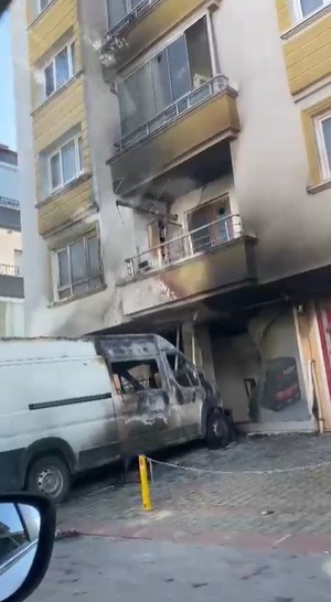 Ankara’da gece çıkan yangında dükkan, minibüs ve daire zarar gördü 4 ankarada gece cikan yanginda dukkan minibus ve daire zarar gordu 0 Er9j1iRA