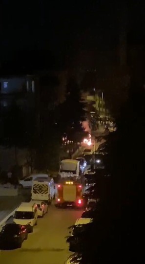 Ankara’da gece çıkan yangında dükkan, minibüs ve daire zarar gördü 5 ankarada gece cikan yanginda dukkan minibus ve daire zarar gordu 1 OIUu6Aeh