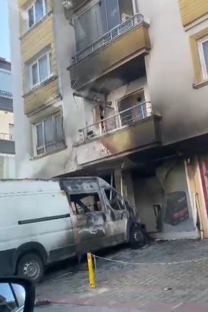 ankarada-gece-cikan-yanginda-dukkan-minibus-ve-daire-zarar-gordu-zSgEN8zd.jpg