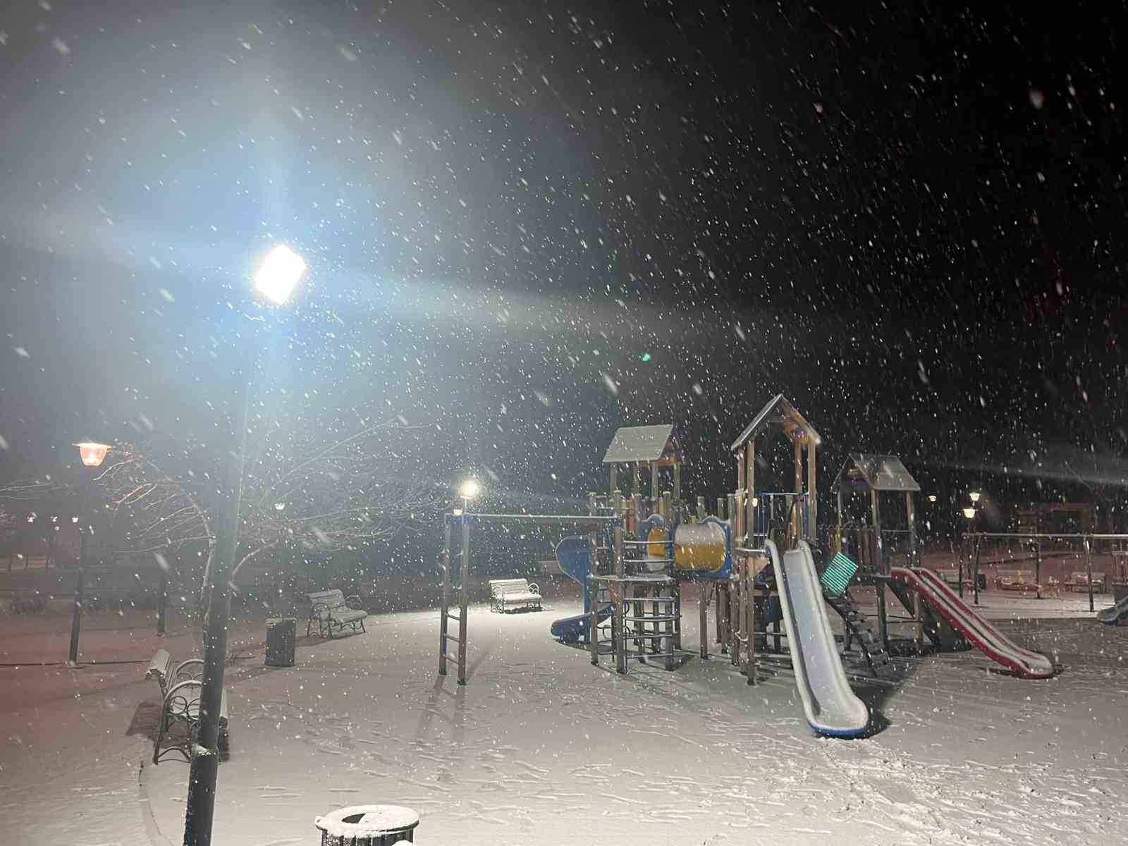 ankarada gece saatlerinde kar yagisi etkili oldu 2 7GTHIfsz